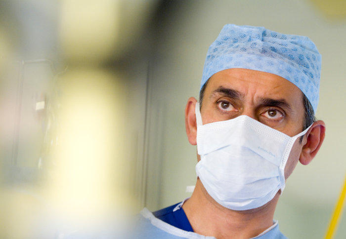 من قوائم المراجعة الجراحية إلى الصحة العالمية: رؤية للنظافة والوقاية من العدوى في مكافحة مقاومة مضادات الميكروبات